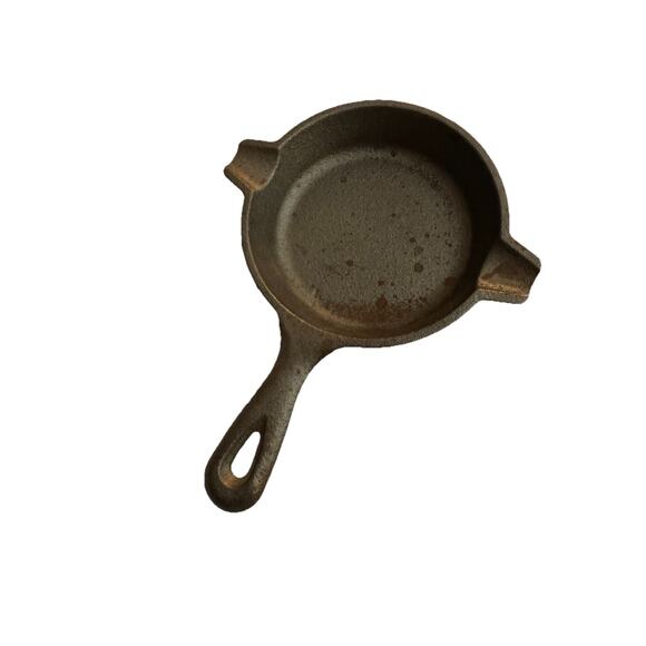 Vintage Lodge 3 1/2" Cast Iron Ashtray Trinket Tray 01AT - Picture 2 of 5